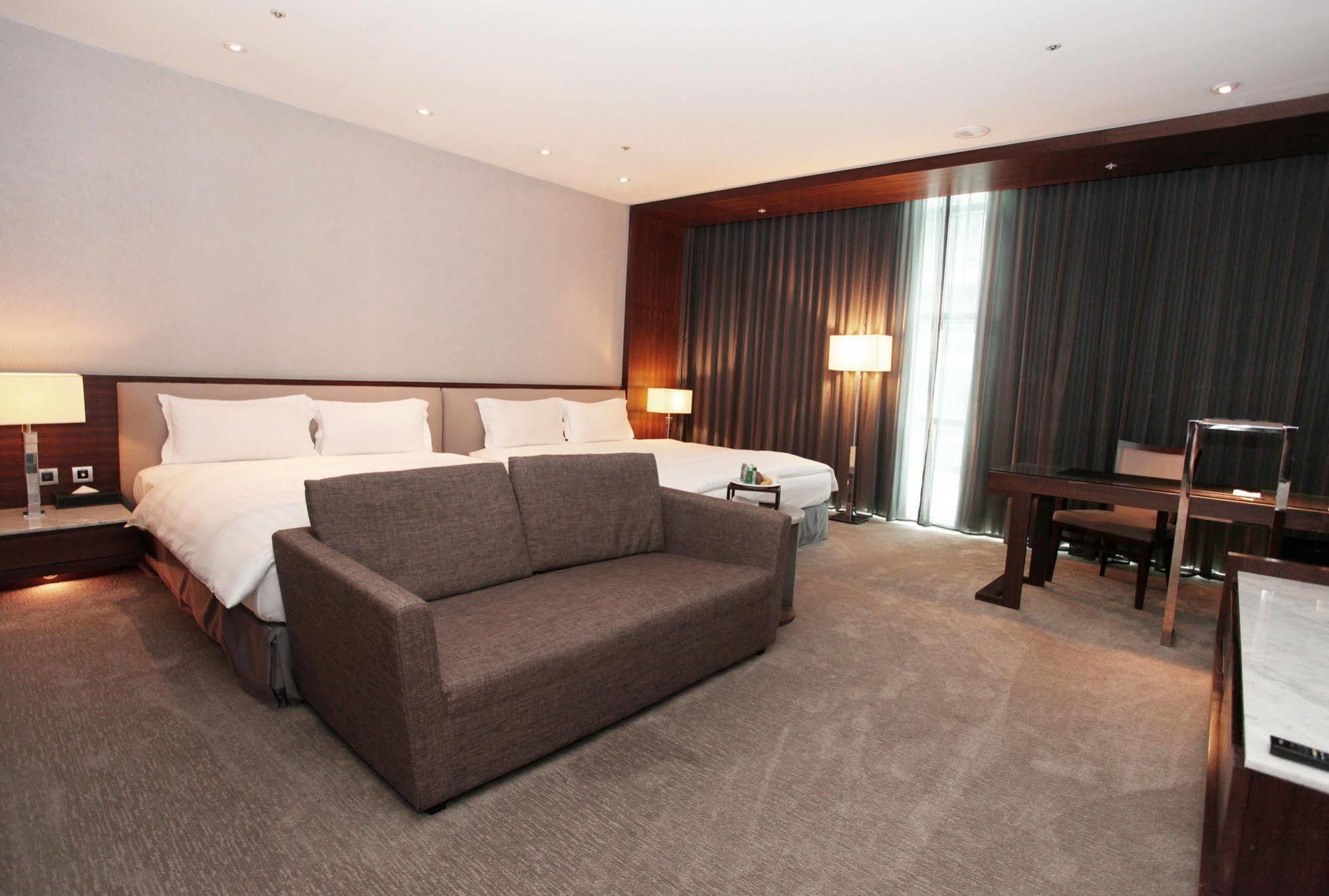 Taipung Suites Тайнань Экстерьер фото