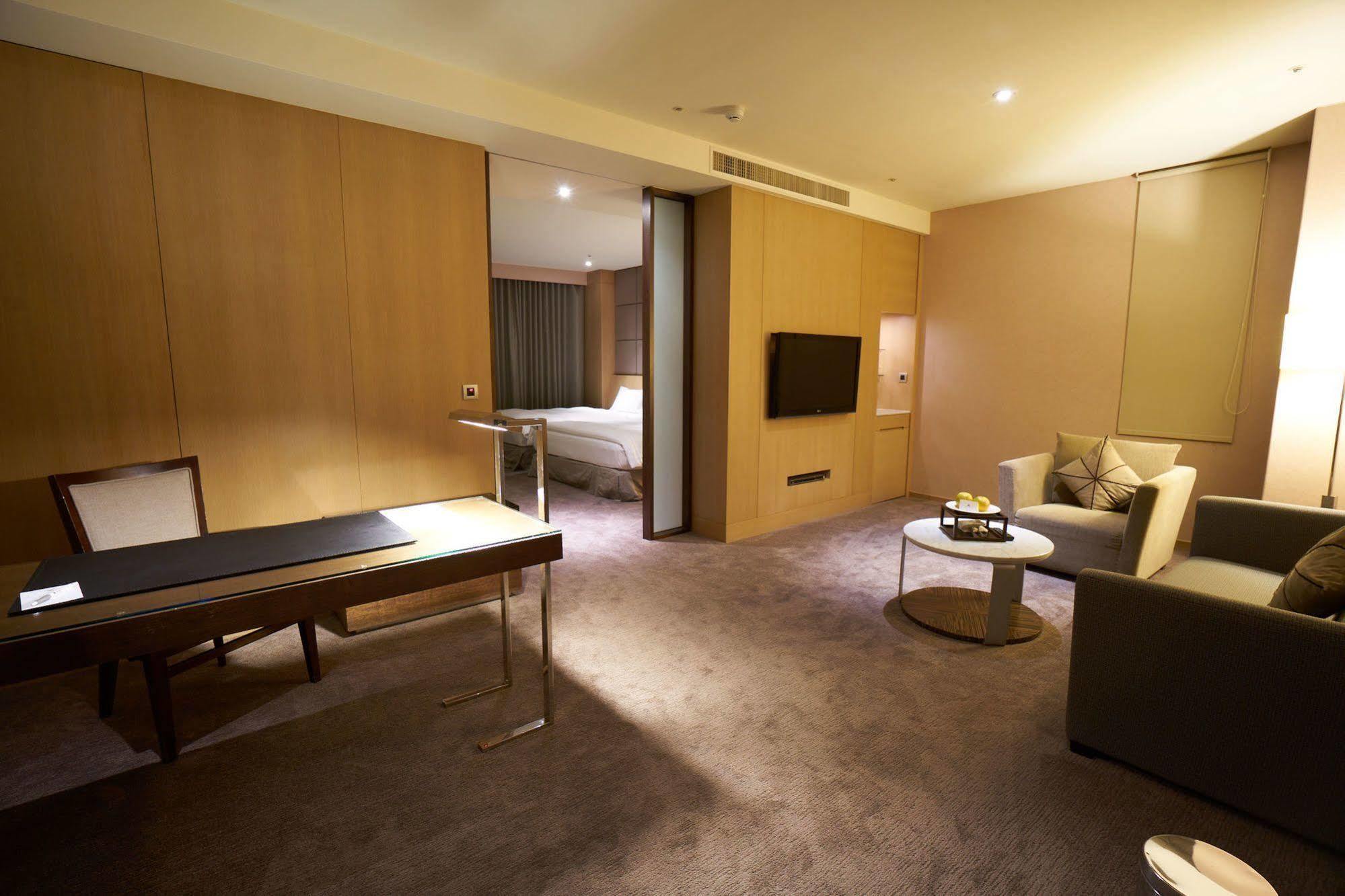 Taipung Suites Тайнань Экстерьер фото